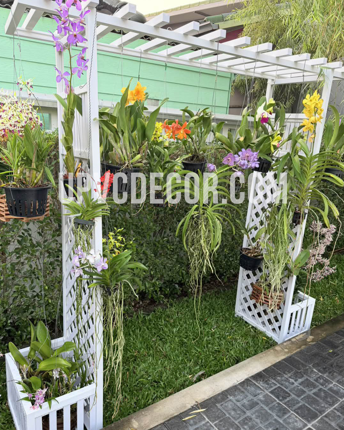 ซุ้มระแนงไม้เลื้อย uPVC ในสวน