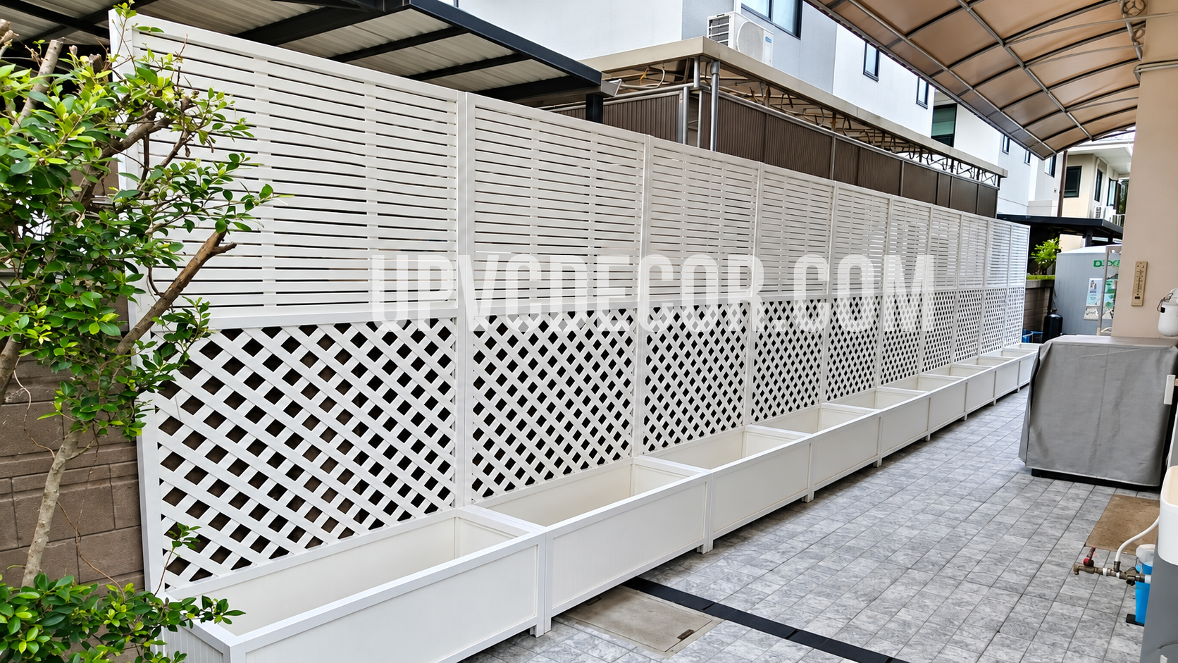 แผงระแนง uPVC สีขาวในสวนบ้านสไตล์โมเดิร์น